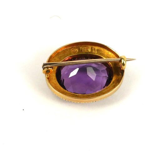 Null Murrle Bennett & Co., 维多利亚时期的15K金，大椭圆形切割紫水晶和种子珍珠胸针

周围环绕着种子珍珠的光环。

(3.9g)