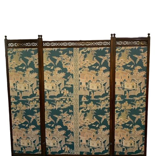 Null 工艺美术品，一个19世纪的英国-日本双折叠桃花心木梳妆台

上面有皮纹装饰，三个软垫板描绘了风景中的宝塔，上面有人物、鸟和树。

(高170厘米 x &hellip;