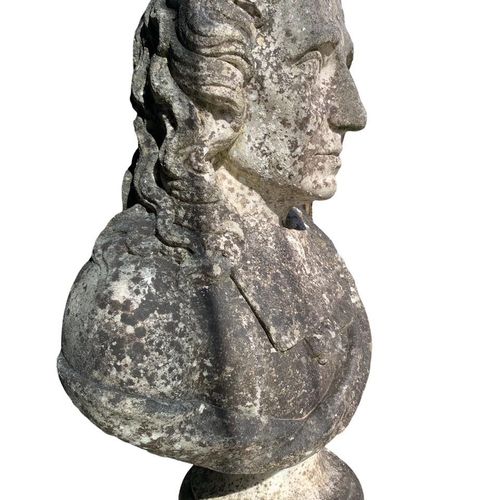Null 根据Michael Rysbrack的模型，18世纪末19世纪初风化的大理石半身像，诗人约翰-米尔顿，1608-1674年

竖立在一个平展的圆形基座&hellip;
