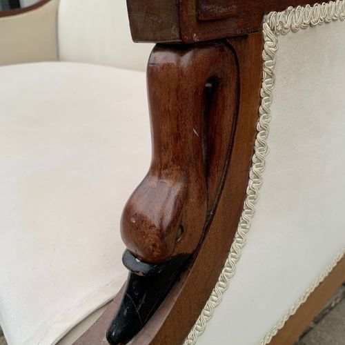Null 一个19世纪末/20世纪初的法国帝国设计桃花心木和软垫长椅

手臂上雕刻着天鹅头，在方形的锥形腿上升起。

(高93厘米 x 长60厘米 x 宽143&hellip;