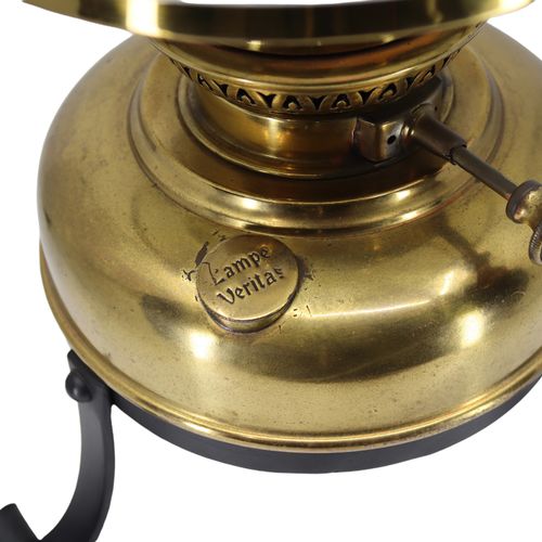 Null 一盏19世纪维多利亚时期的Lampe Veritas油灯

有白色乳白色的灯罩。

(高49.9厘米)