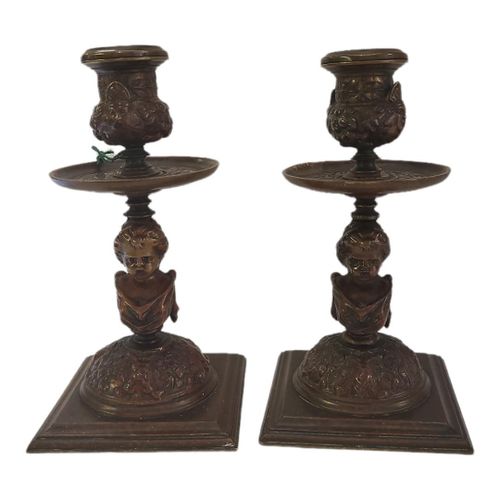 Null 一对19世纪CONTINENTAL PATINATED BRONZE CHAMTER CANDLESTICKS_x000D_每个柱子上都铸有一个女孩的&hellip;