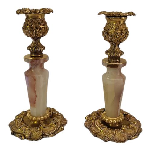 Null 一对18世纪大陆罗科风格的镀金金属烛台_x000D_每一个都有玛瑙柱子的朴素阳台形式，底座和喷嘴都铸有滚动的树枝装饰。