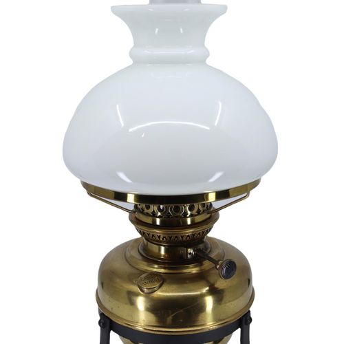 Null 一盏19世纪维多利亚时期的Lampe Veritas油灯

有白色乳白色的灯罩。

(高49.9厘米)