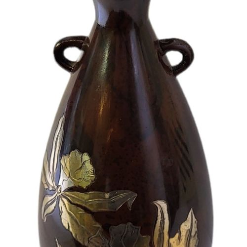 Null 20世纪中叶的棕色花纹铜制托盘花瓶_x000D_双柄，一面镶嵌着银色和东方的花纹（可能是丹麦的）_x000D_(24cm)_x000D__x000D_&hellip;