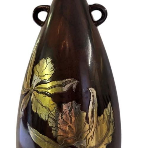 Null 20世纪中叶的棕色花纹铜制托盘花瓶_x000D_双柄，一面镶嵌着银色和东方的花纹（可能是丹麦的）_x000D_(24cm)_x000D__x000D_&hellip;