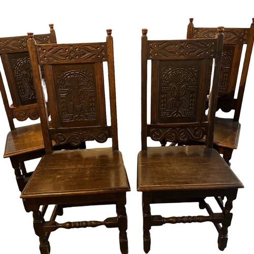 Null 一套四张19世纪雕刻的橡木雅各布设计的大厅椅

花卉板雕刻的椅背在坚实的座椅之上，在转弯的腿上，由拉伸器连接。