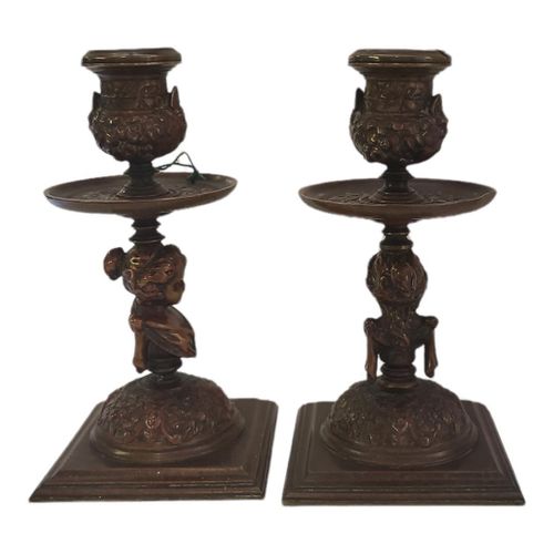 Null 一对19世纪CONTINENTAL PATINATED BRONZE CHAMTER CANDLESTICKS_x000D_每个柱子上都铸有一个女孩的&hellip;