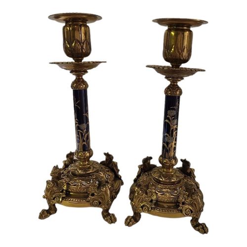 Null 一对精美的AESTHETIC MOVEMENT GILT BRONZE CANDLESTICKS_x000D_中央的柱子上有黑色光泽的植物珐琅，两个底&hellip;