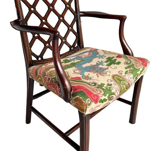 Null 一个18世纪乔治三世的桃花心木哥特式复古扶手椅



在软垫座椅上的浮雕靠背，在由担架连接的转弯外展腿上。



(高93厘米 x 长58厘米 x 宽&hellip;