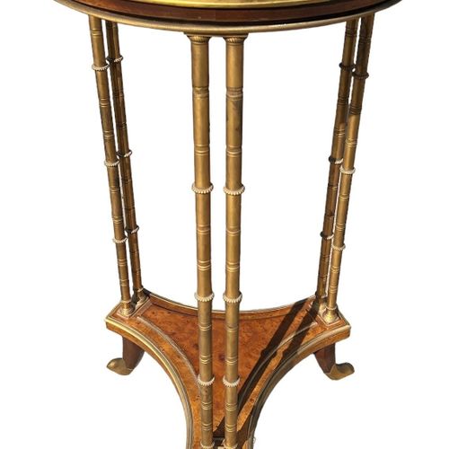 Null 亚当-魏斯韦勒的作品，19世纪末路易十六风格的鎏金青铜，桃花心木和安博伊纳古铜。



带圆形大理石桌面。



(高74厘米 x 直径37.5厘米)