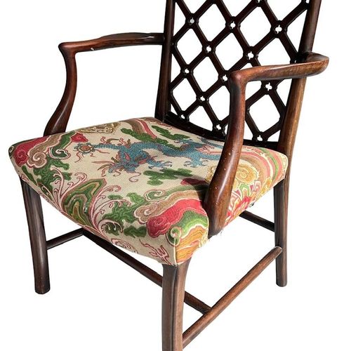 Null 一个18世纪乔治三世的桃花心木哥特式复古扶手椅



在软垫座椅上的浮雕靠背，在由担架连接的转弯外展腿上。



(高93厘米 x 长58厘米 x 宽&hellip;
