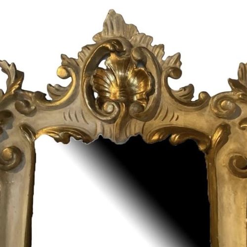 Null 一个18世纪意大利威尼斯洛可可式雕刻的鎏金木和彩绘镜面控制台/什么的
镜背上面有蛇形的桌面和带两层架子的底座，在滚动的支架上凸起，最后是凸起的腿，整体&hellip;