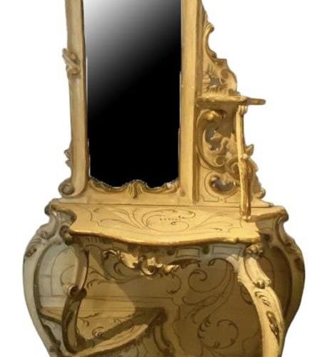 Null 一个18世纪意大利威尼斯洛可可式雕刻的鎏金木和彩绘镜面控制台/什么的
镜背上面有蛇形的桌面和带两层架子的底座，在滚动的支架上凸起，最后是凸起的腿，整体&hellip;