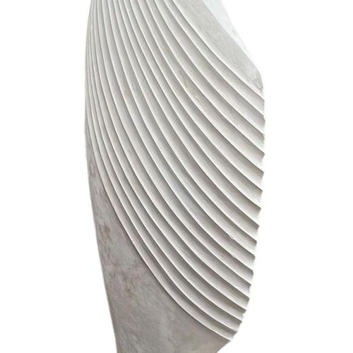 Null 威廉-拉斯登，生于 1960 年，大型抽象石膏雕塑
标题为 "伊希斯"，基座上有签名，这是 1999 年为苏塞克斯郡皇家医院的一个庭院委托制作的，最后&hellip;