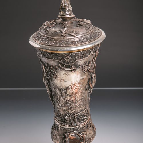 Null 狩猎高脚杯（19世纪），镀银金属，内部镀金，丝线和丰富的细节工作，浮雕装饰，有游戏动物。狩猎动物，盖子把手设计成鹿头（损坏），刻有 "Hubertus&hellip;