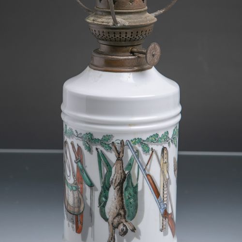 Null Lampe à petrolium en porcelaine avec motifs de chasse (Alboth u. Kaiser Bav&hellip;