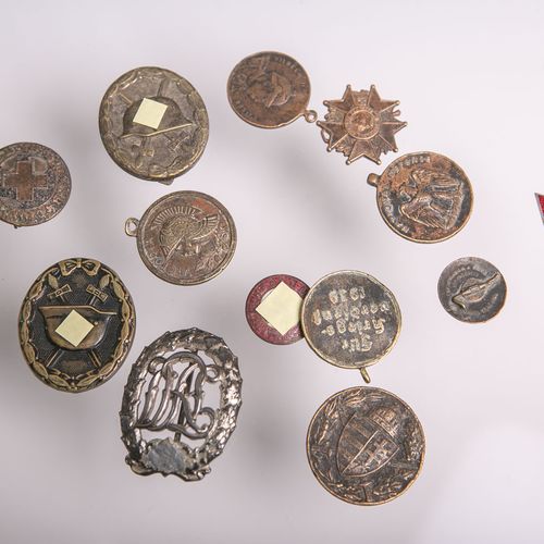 Null Lot hétéroclite d'ordres, médailles et décorations (WW1 et WW2), 13 pièces,&hellip;