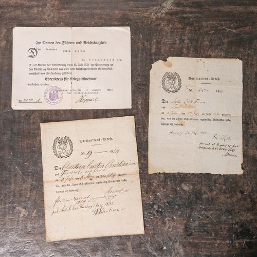 Null 3套旧证书，包括：1个参战者荣誉十字勋章（1936年）和2个疫苗接种证书（1824年和1830年），每个约15 x 20厘米。年龄状况。状况。