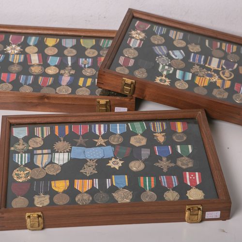 Null 大批美国奖章和装饰品，80件，不同时期的战争。时代和战争，即二战，韩国，各种部队。所有的作品都放在特制的小桌子上展示，每个约45.5 x 30.5厘米&hellip;