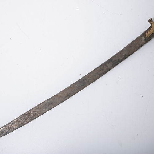 Null Tulwar (wohl 19. Jh.), gebogene Klinge, Griff Messing. L. Ca. 88 cm.