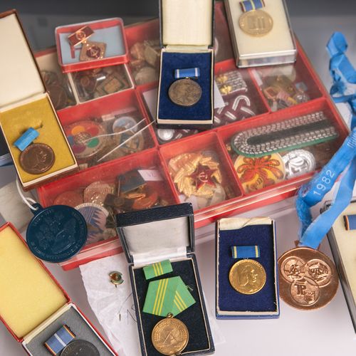 Null 大量的东德勋章、奖章和装饰品收藏，约182件，有些装在箱子里。