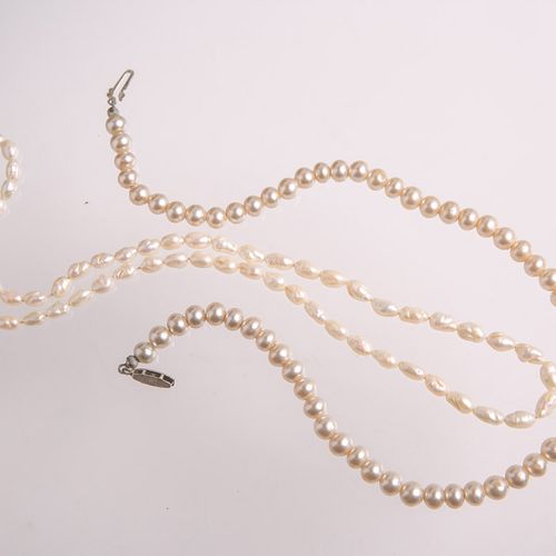 Null Ensemble de 2 colliers de perles, chacun avec fermoir en argent (argent 835&hellip;