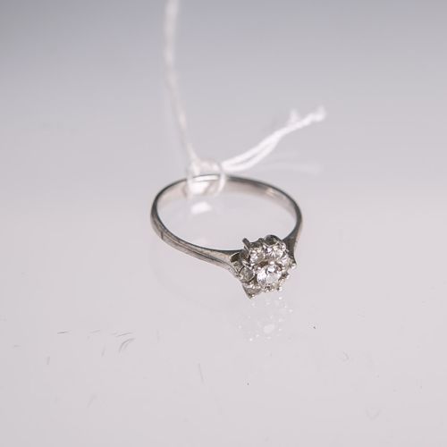 Null 银质女士戒指，镶有7颗小玻璃石，戒指尺寸：51，重量约1.7克。