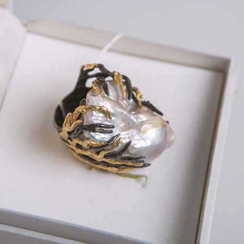 Null 925银实心女士戒指，定制，海藻形状的镶嵌，部分镀金，部分发黑，中间是一个克的珍珠壳（约2 x 4 x 2.5厘米），有印章，戒指尺寸：57-58，重&hellip;