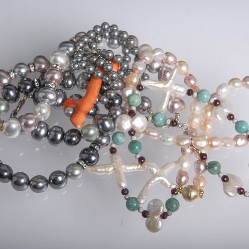 Null Mixed lot of 5 cultured pearl necklaces, clasps 925 silver, consisting of: &hellip;