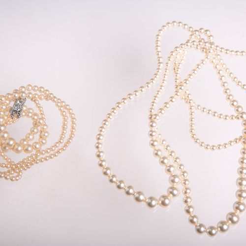 Null 一套2条双排珍珠项链，每条都有银扣（835银），长（关闭状态）约21和26厘米。