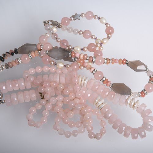 Null Ensemble de 4 colliers de pierres de couleur (probablement du quartz rose),&hellip;