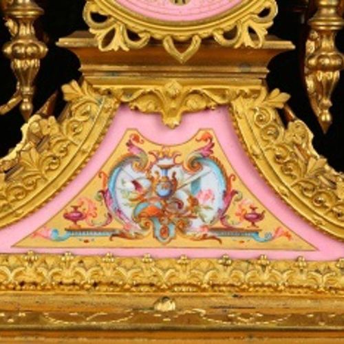 A THIRD QUARTER 19TH CENTURY FRENCH ORMOLU AND PINK PORCELAIN MANTEL CLOCK 19世纪第&hellip;