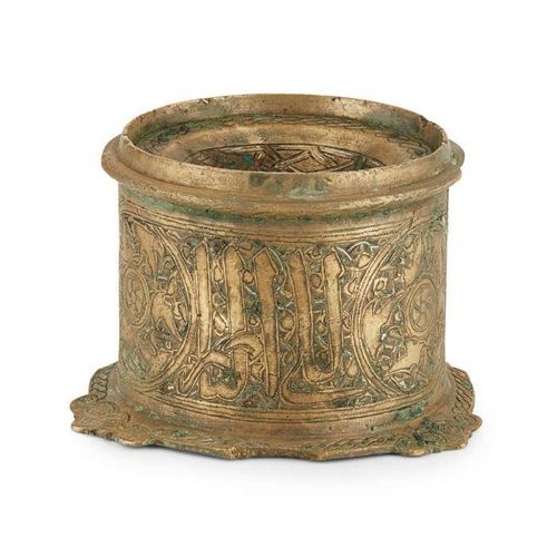 MAMLUK WHITE METAL INLAID BRASS INKWELL EGYPT OR SYRIA, 15TH CENTURY Puits à enc&hellip;