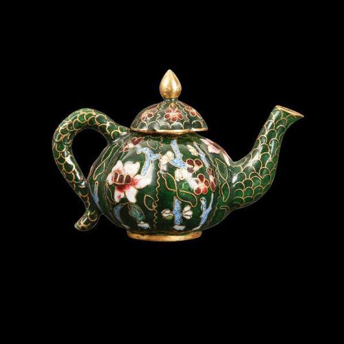 A CHINESE MINIATURE ENAMEL TEAPOT Théière chinoise miniature en émail, fabriquée&hellip;