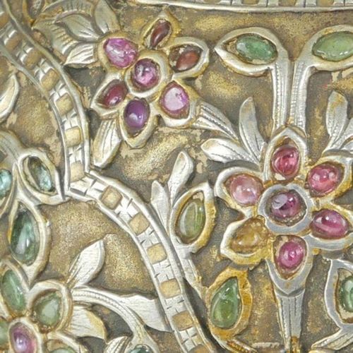 A gem-set silver-gilt huqqa base, India, early 18th century de forme bulbeuse su&hellip;