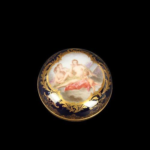 A 19TH CENTURY MEISSEN PORCELAIN PILL BOX DECORATED WITH A SCENE AFTER BOUCHER '&hellip;
