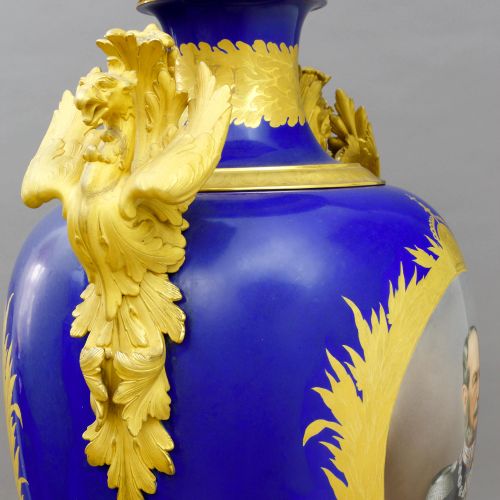 Prunkvase mit Sockel, KPM Berlin, nach 1871 一个华丽的带底座的花瓶，KPM柏林，1871年后。 在一个八角形的底座上&hellip;