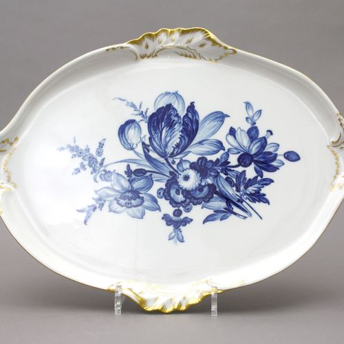 Platte, Meissen, nach 1933 盘子，迈森，1933年后 带手柄的大供盘。金色和浮雕和装饰蓝花。形状编号：53302.长46厘米，宽33厘&hellip;