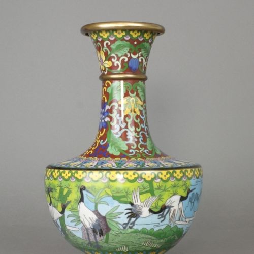 China, Vase, Cloisonné 中国，花瓶，景泰蓝 小肩花瓶，球体，阶梯状支架，长颈，有喇叭状开口。用仙鹤装饰、鲜花和其他植物进行了精细的装饰。高&hellip;