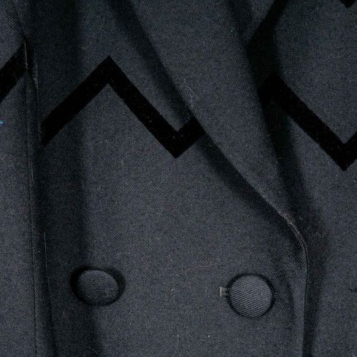 Null 
路易-费朗（Louis Férand）的黑色连衣裙大衣，40号；处女羊毛/棉，翻领天鹅绒领，袖子和上胸及背部有天鹅绒贴花。全衬里为塔夫绸。总长约10&hellip;