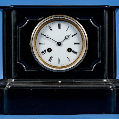 Null 
Plain black mantel clock circa 1900/20; nice condition, untested mechanica&hellip;