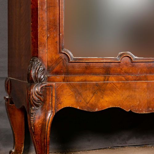 Null 
古董镜面餐具柜，搁置在一个较高的双门主体上，弯曲的腿，胡桃木和胡桃根木实木和针叶木主体上的饰面；美丽，未经修复的发现状态，完整的镜子玻璃，黄铜配件，&hellip;