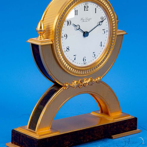 Null 
优雅的台钟，表盘上刻着："Hour Lavigne a Paris de puis 1848"，未经测试的机械机芯，帝国风格的鎏金黄铜表壳，仿毛刺木&hellip;