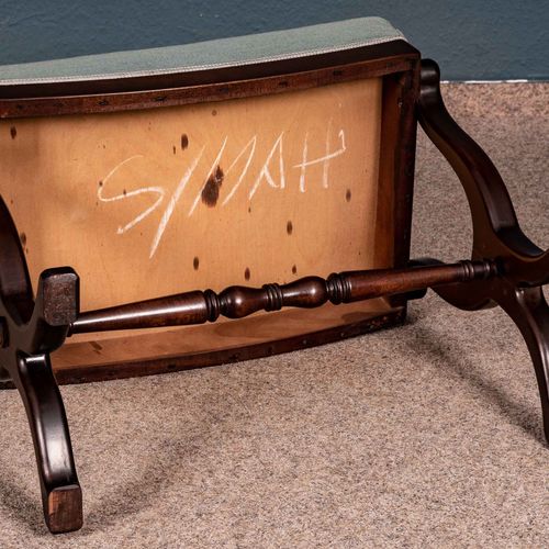 Null 
老式软垫凳，平软垫长方形座椅，支架底座，桃花心木色漆面，未修复状态。约47 x 55 x 33厘米。