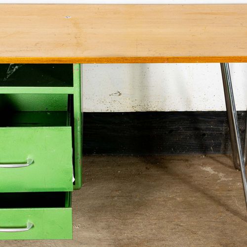 Null 
Ancien bureau d'enfant, milieu du 20e siècle, conteneur métallique de coul&hellip;