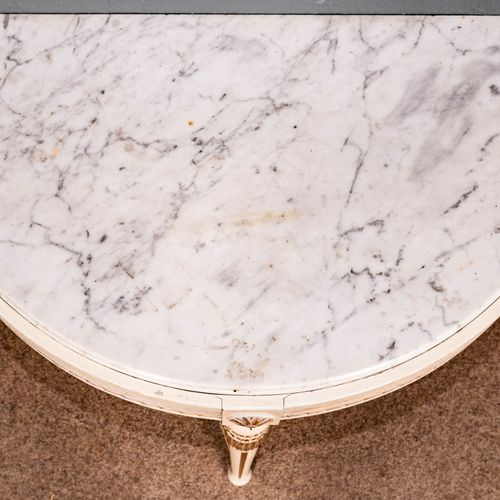 Null 
古董控制台，帝国风格，约1900年，白色金漆，部分雕刻的实木框架，松散地支撑着灰白色脉络的大理石桌面（最小的损坏）；否则处于美丽的状态。所谓的 "d&hellip;