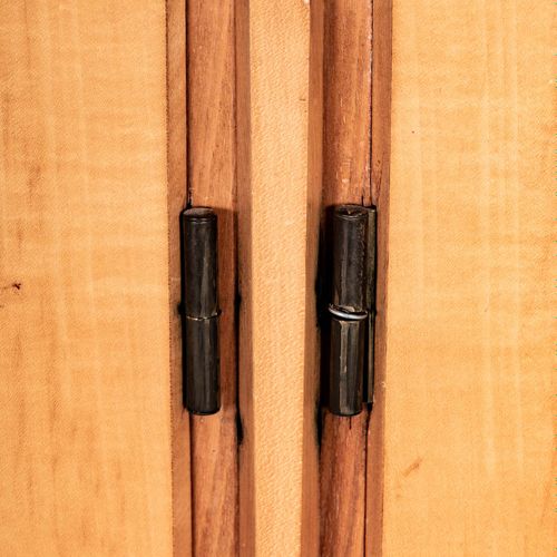Null 
20世纪50/60年代的3门高柜/侧柜，高脚框架，有3个带 "Nuppsis "的可锁门，主体为胡桃木，正面为山毛榉（？），高度可调节的架子。美丽，&hellip;