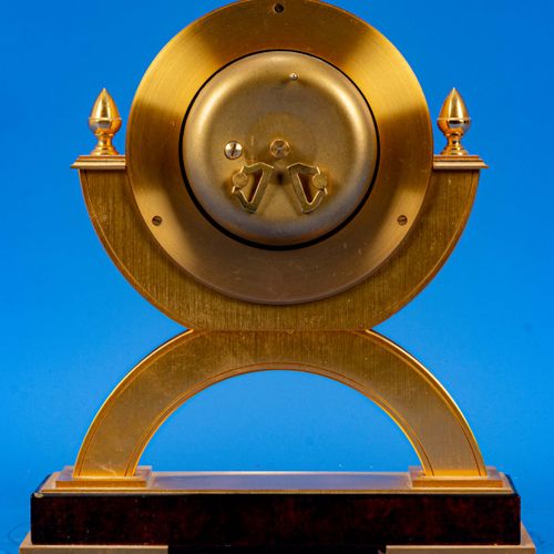 Null 
优雅的台钟，表盘上刻着："Hour Lavigne a Paris de puis 1848"，未经测试的机械机芯，帝国风格的鎏金黄铜表壳，仿毛刺木&hellip;