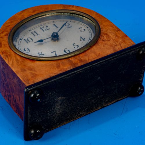 Null 
Horloge de table antique vers 1920, boîtier en bois de racine laqué, mouve&hellip;